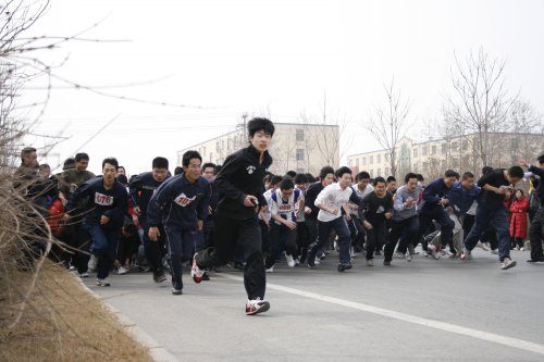 特鋼公司300人參加春季長跑越野比賽